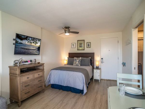 Beautiful Kihei Vacation Studio Walk to Beach with Pool