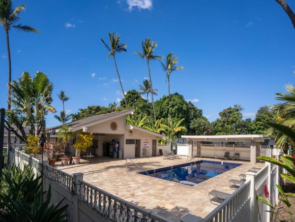 Beautiful Kihei Vacation Studio Walk to Beach with Pool