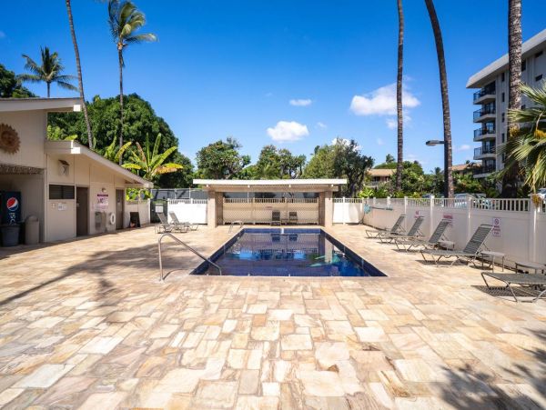 Beautiful Kihei Vacation Studio Walk to Beach with Pool