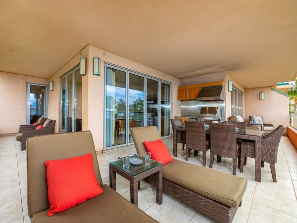 Full Pacific Views Massive out door Lanai- NEW ARRIVAL