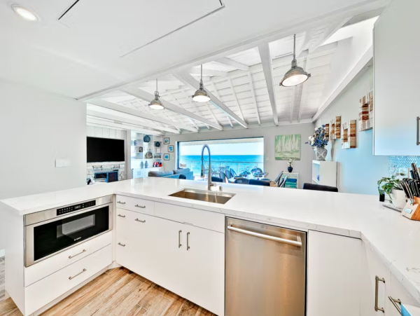 Beautiful Beachfront Home with Panoramic Ocean Views & WIFI