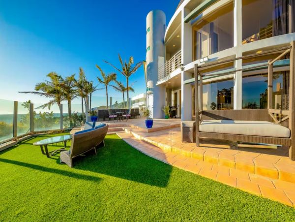 Amazing Beachfront Three Bedroom Vacation Home in Malibu