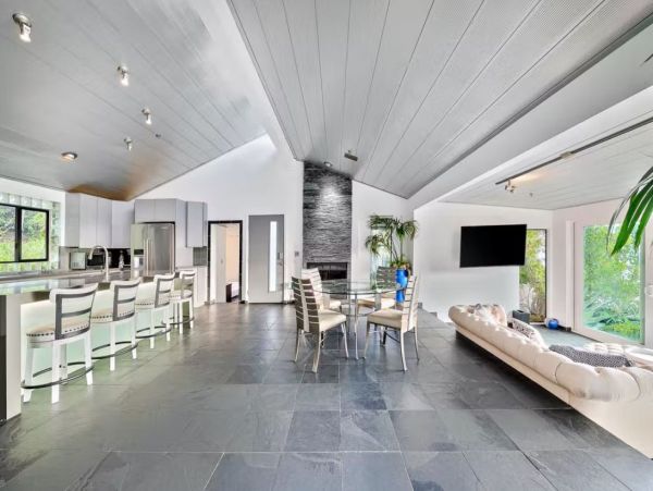 Malibu Stunning Vacation Rental with Private Pool Sleeps 6
