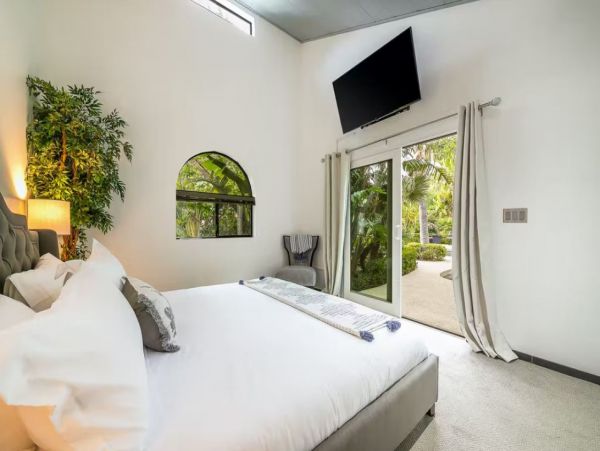 Malibu Stunning Vacation Rental with Private Pool Sleeps 6