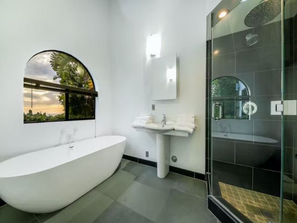 Malibu Stunning Vacation Rental with Private Pool Sleeps 6