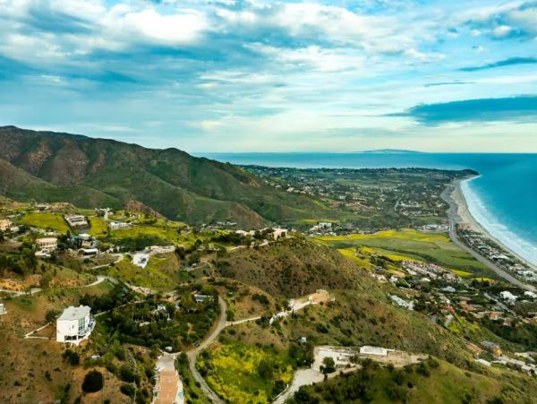 Malibu Stunning Vacation Rental with Private Pool Sleeps 6