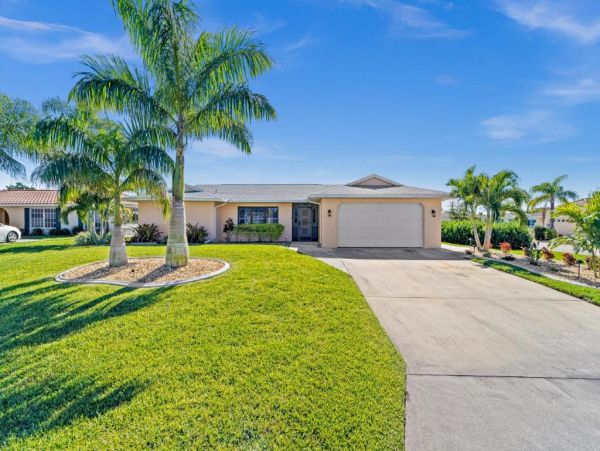 Canal Views Cape Coral Vacation Home Three Bedroom with Pool