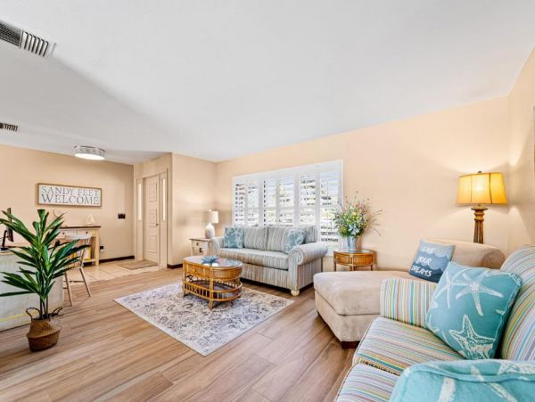 Canal Views Cape Coral Vacation Home Three Bedroom with Pool
