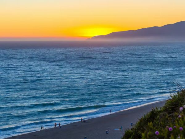 Oceanfront Bungalows in Malibu, 4 Bedrooms, Beach View