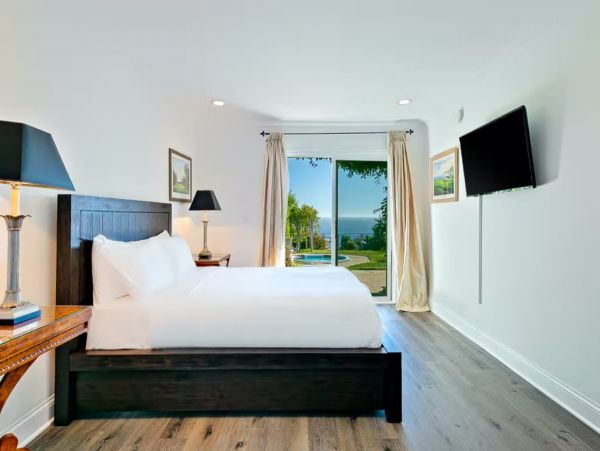 Oceanfront Bungalows in Malibu, 4 Bedrooms, Beach View