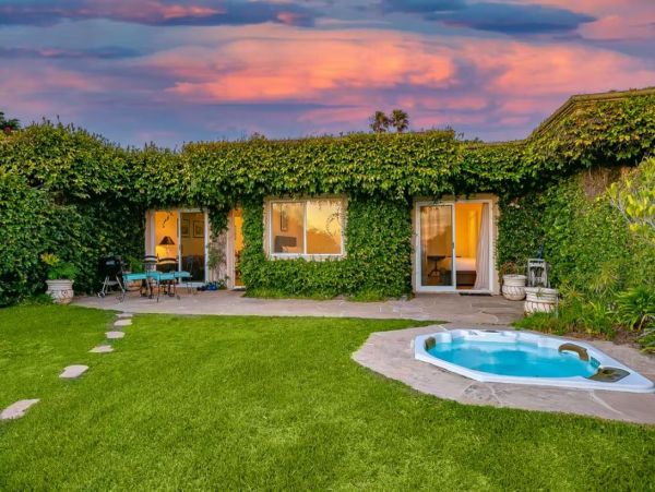 Oceanfront Vacation Bungalow in Malibu Sleeps 4 Guests
