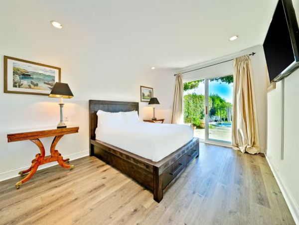 Oceanfront Vacation Bungalow in Malibu Sleeps 4 Guests
