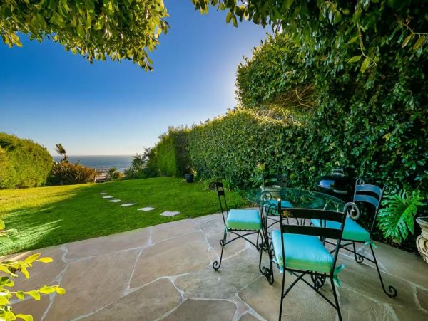 Oceanfront Vacation Bungalow in Malibu Sleeps 4 Guests