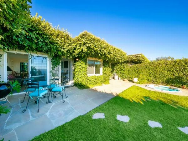 Oceanfront Vacation Bungalow in Malibu Sleeps 4 Guests