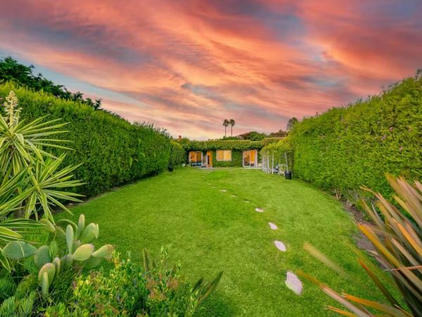 Oceanfront Vacation Bungalow in Malibu Sleeps 4 Guests