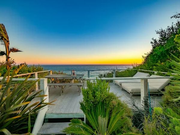 Oceanfront Vacation Bungalow in Malibu Sleeps 4 Guests