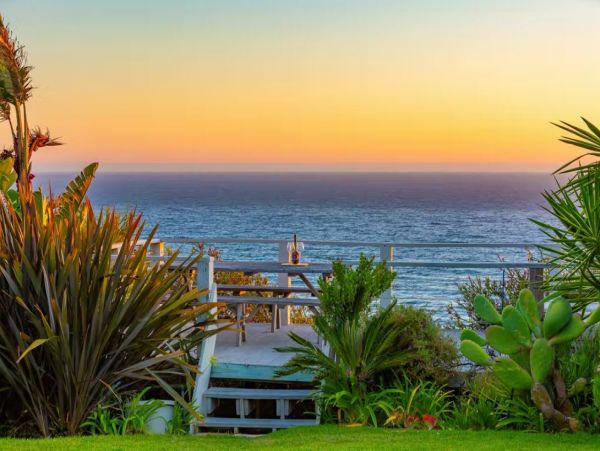 Oceanfront Vacation Bungalow in Malibu Sleeps 4 Guests