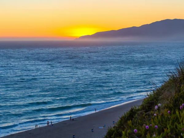 Oceanfront Vacation Bungalow in Malibu Sleeps 4 Guests