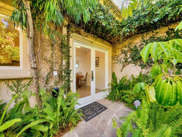 Oceanfront Vacation Bungalow in Malibu Sleeps 4 Guests