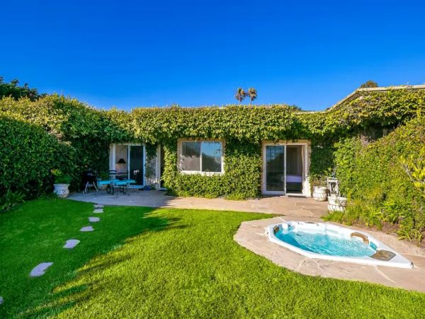 Oceanfront Vacation Bungalow in Malibu Sleeps 4 Guests