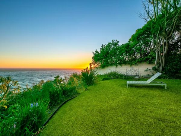 Malibu Two-Bedroom Oceanfront Bungalow Walk To Beach