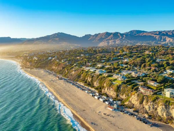 Malibu Two-Bedroom Oceanfront Bungalow Walk To Beach