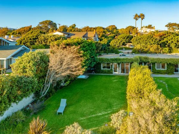 Malibu Two-Bedroom Oceanfront Bungalow Walk To Beach