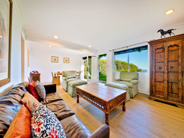 Malibu Two-Bedroom Oceanfront Bungalow Walk To Beach