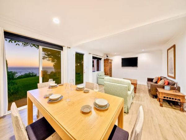 Malibu Two-Bedroom Oceanfront Bungalow Walk To Beach