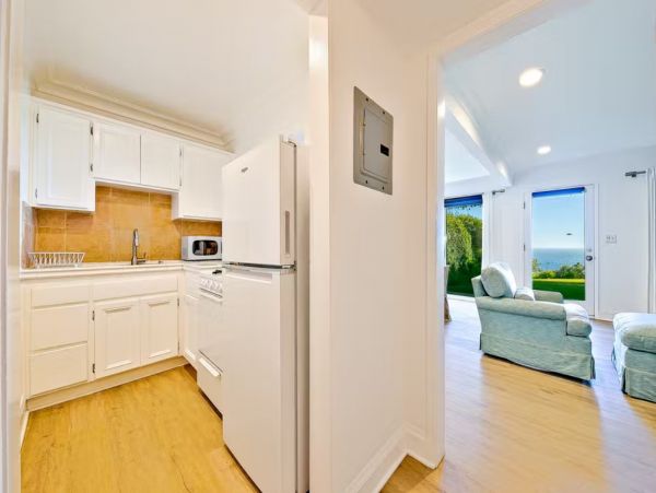 Malibu Two-Bedroom Oceanfront Bungalow Walk To Beach