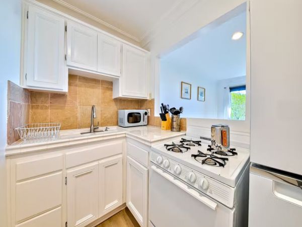 Malibu Two-Bedroom Oceanfront Bungalow Walk To Beach