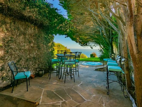 Malibu Two-Bedroom Oceanfront Bungalow Walk To Beach