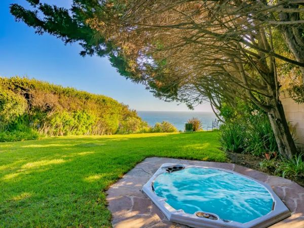 Malibu Two-Bedroom Oceanfront Bungalow Walk To Beach