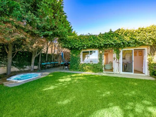 Malibu Two-Bedroom Oceanfront Bungalow Walk To Beach