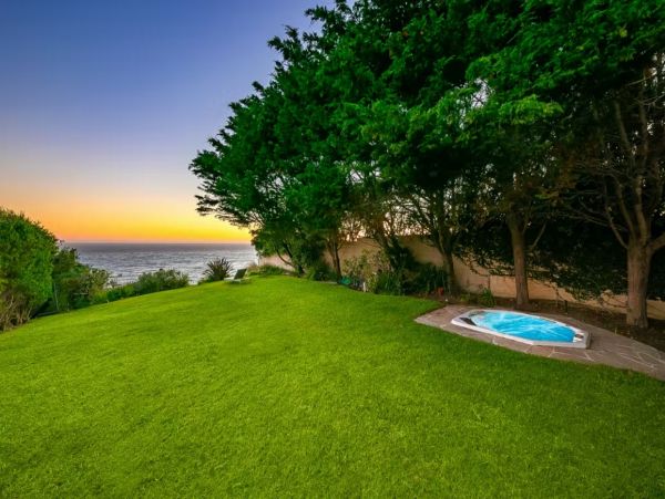Malibu Two-Bedroom Oceanfront Bungalow Walk To Beach