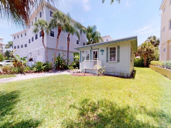 Charming 2 Bedroom Cottage with Patio Sleeps 6