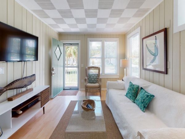 Charming 2 Bedroom Cottage with Patio Sleeps 6