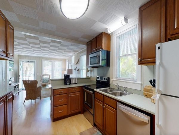 Charming 2 Bedroom Cottage with Patio Sleeps 6