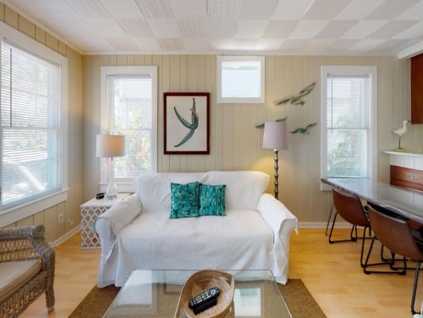 Charming 2 Bedroom Cottage with Patio Sleeps 6
