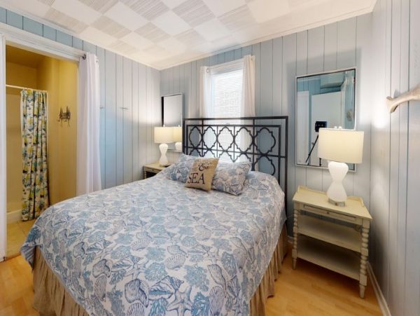Charming 2 Bedroom Cottage with Patio Sleeps 6