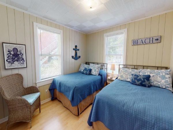 Charming 2 Bedroom Cottage with Patio Sleeps 6