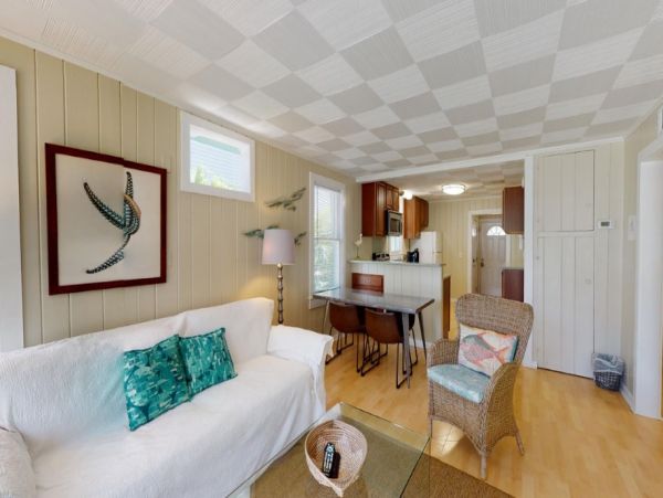 Charming 2 Bedroom Cottage with Patio Sleeps 6