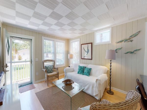 Charming 2 Bedroom Cottage with Patio Sleeps 6