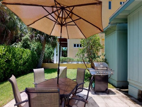 Charming 2 Bedroom Cottage with Patio Sleeps 6