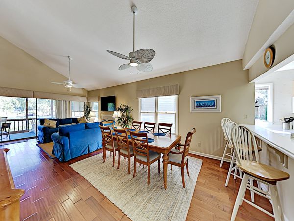 Hilton Head Vacation Condo Four Bedroom Walk to Beach