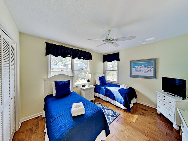 Hilton Head Vacation Condo Four Bedroom Walk to Beach