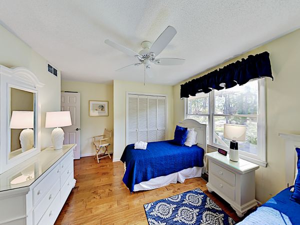 Hilton Head Vacation Condo Four Bedroom Walk to Beach