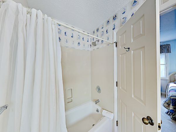 Hilton Head Vacation Condo Four Bedroom Walk to Beach