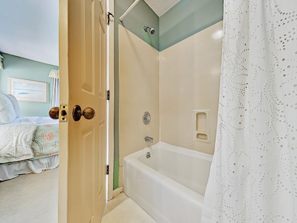 Hilton Head Vacation Condo Four Bedroom Walk to Beach