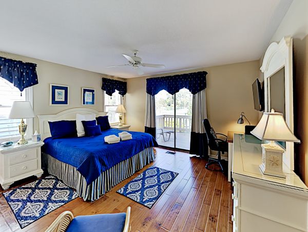 Hilton Head Vacation Condo Four Bedroom Walk to Beach